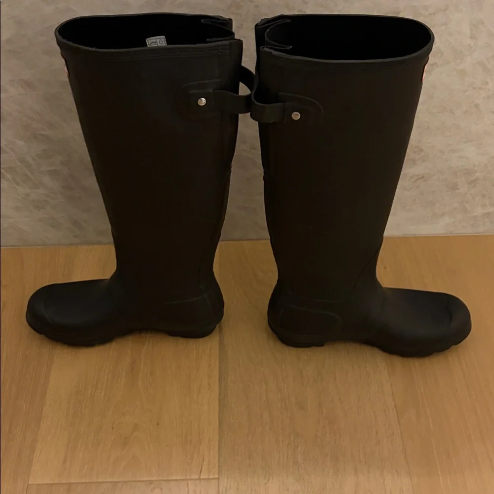 Hunter Original Tall Rain Boot, Black, Size 8, Like New - Picture 5 of 9